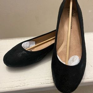Women’s Size-5 black dressy flats, never worn, all original packaging!